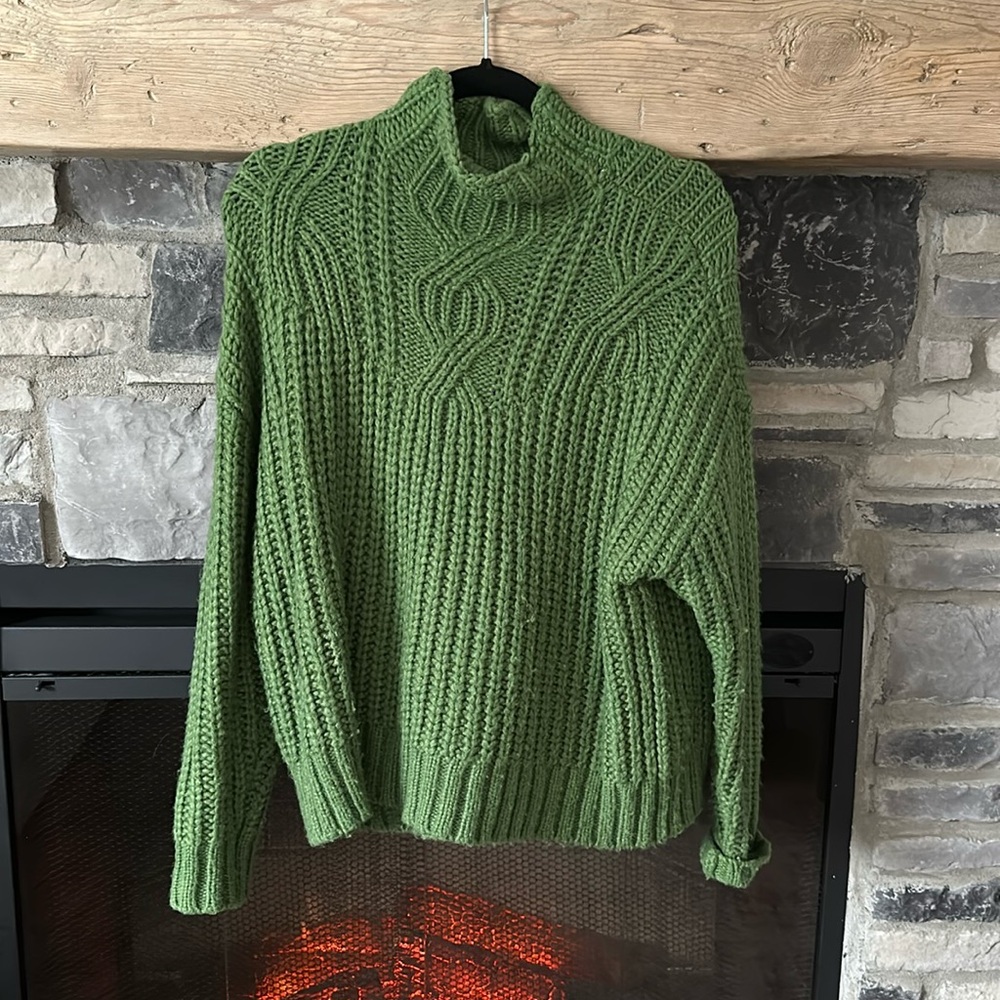 Green aerie cable knit sweater. Some pilling but overall good condition!